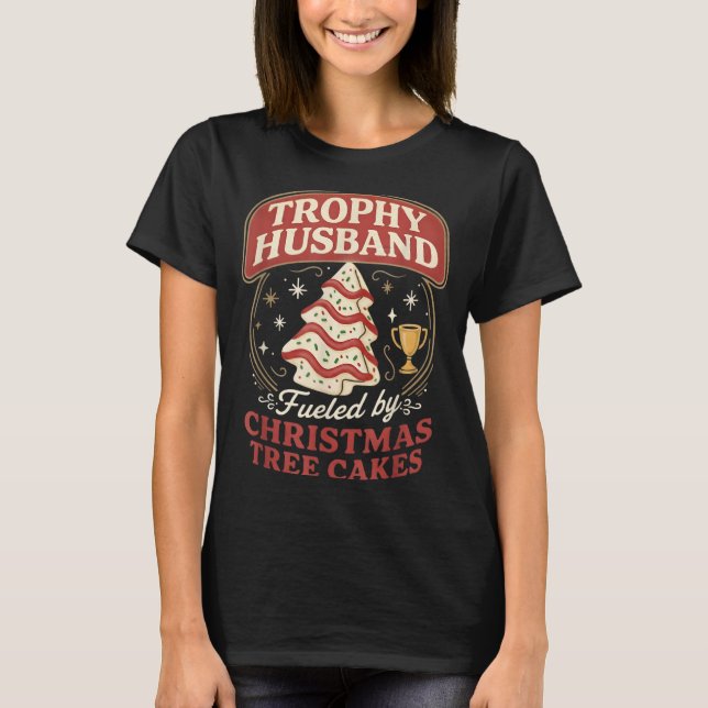 Camiseta Trophy Husband Fueled By Christmas Tree Cakes Funn (Anverso)