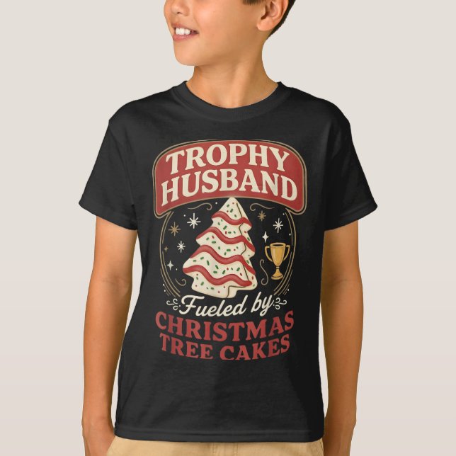 Camiseta Trophy Husband Fueled By Christmas Tree Cakes Funn (Anverso)