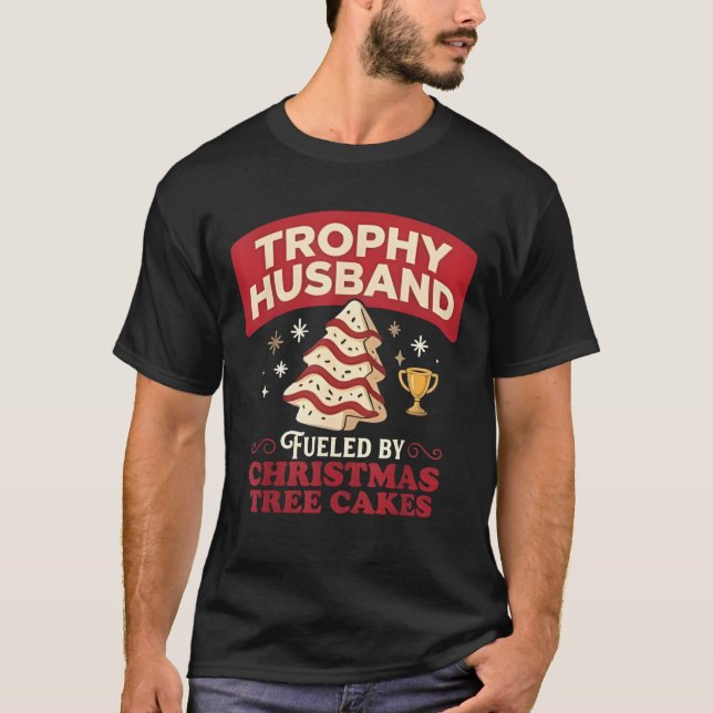 Camiseta Trophy Husband Fueled by Christmas Tree Cakes Funn (Anverso)