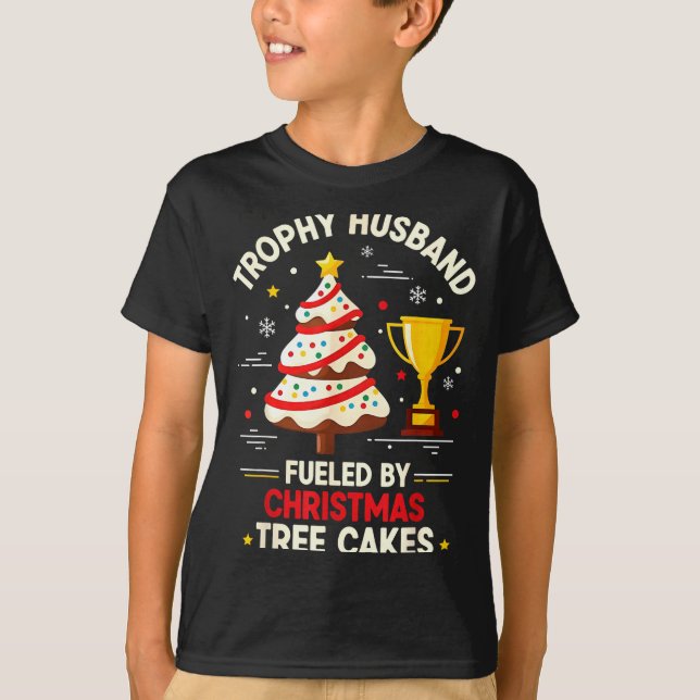 Camiseta Trophy Retro Husband Fueled By Christmas Tree Cake (Anverso)