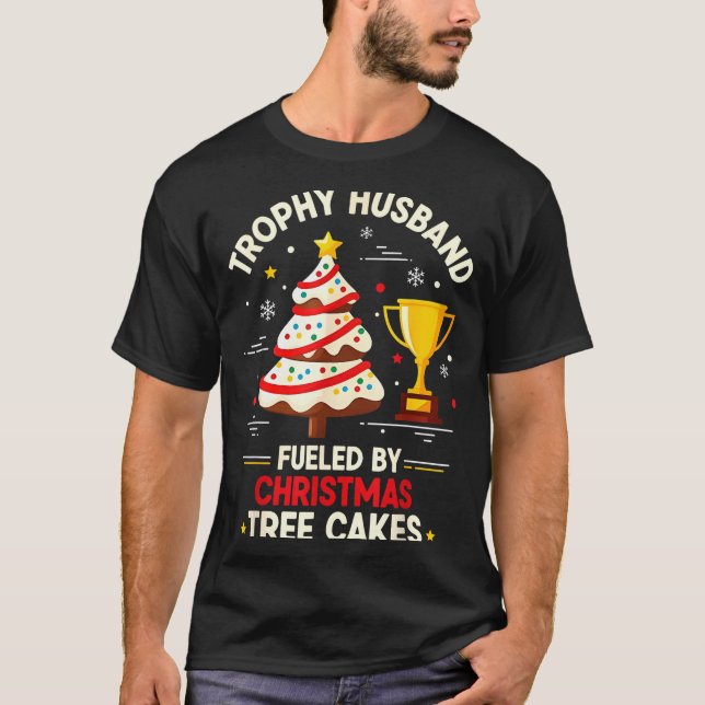 Camiseta Trophy Retro Husband Fueled By Christmas Tree Cake (Anverso)