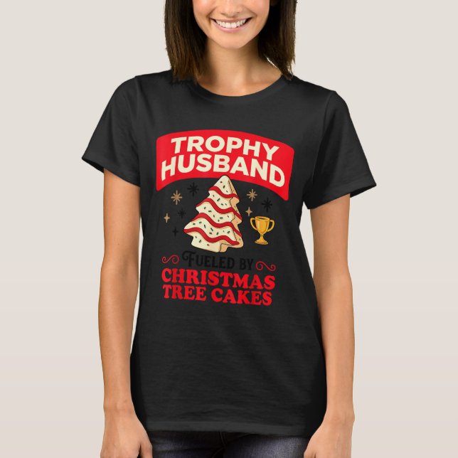 Camiseta Trophy Retro Husband Fueled By Christmas Tree Cake (Anverso)