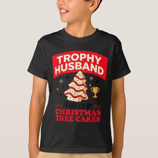 Camiseta Trophy Retro Husband Fueled By Christmas Tree Cake (Anverso)