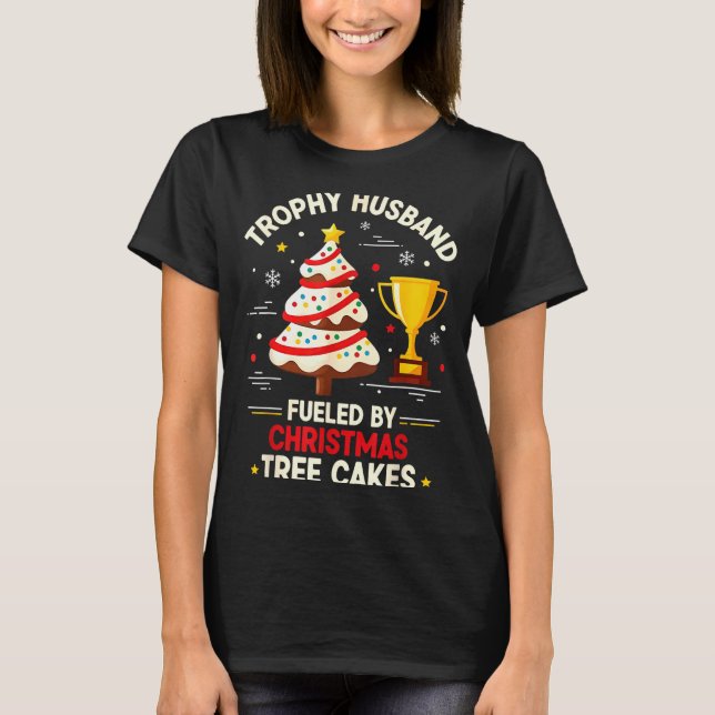 Camiseta Trophy Retro Husband Fueled By Christmas Tree Cake (Anverso)