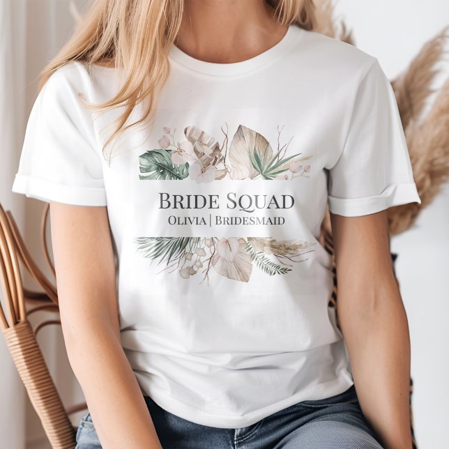 Camiseta Tropical Orchid y Monstera Bride Squad (Tropical Orchid and Monstera Bride Squad T-Shirt on a young woman.)