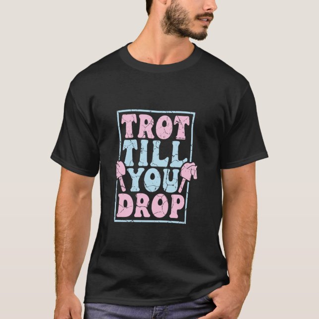 Camiseta Trot Till You Drop - Caballo de Hobby Cabalgando (Anverso)