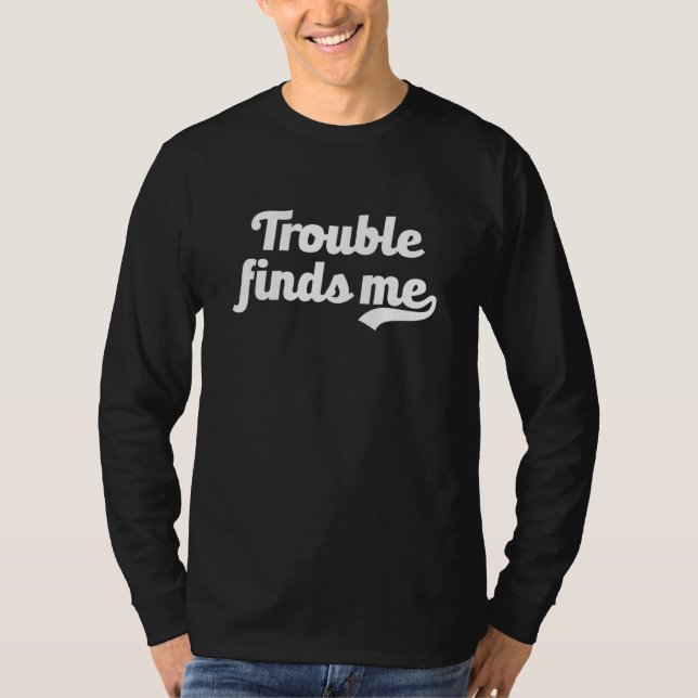 Camiseta Trouble Finds Me Mischief   Joke Cynic Viral Meme  (Anverso)