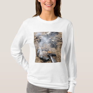 Camiseta Trozos de armas enemigas preparadas para enfriarse