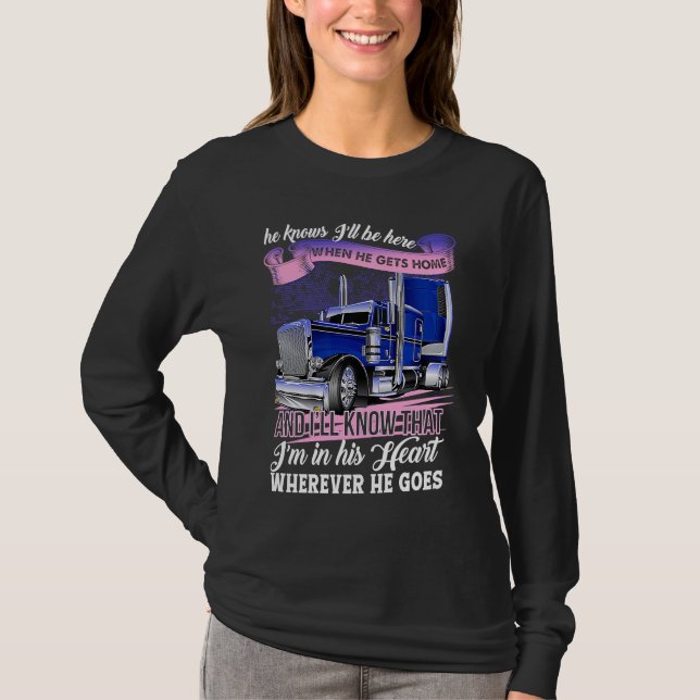 Camiseta Trucker's Wife He Knows I'll Be Here When He Gets  (Anverso)