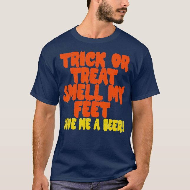 Camiseta Truco o trata oler mis pies darme una cerveza (Anverso)