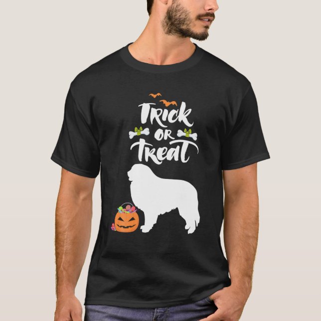 Camiseta Truco O Tratamiento De Grandes Pirineos Perro Cost (Anverso)
