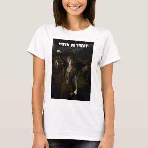 Camiseta Truco o trato. Mujer delgada llevando lámpara