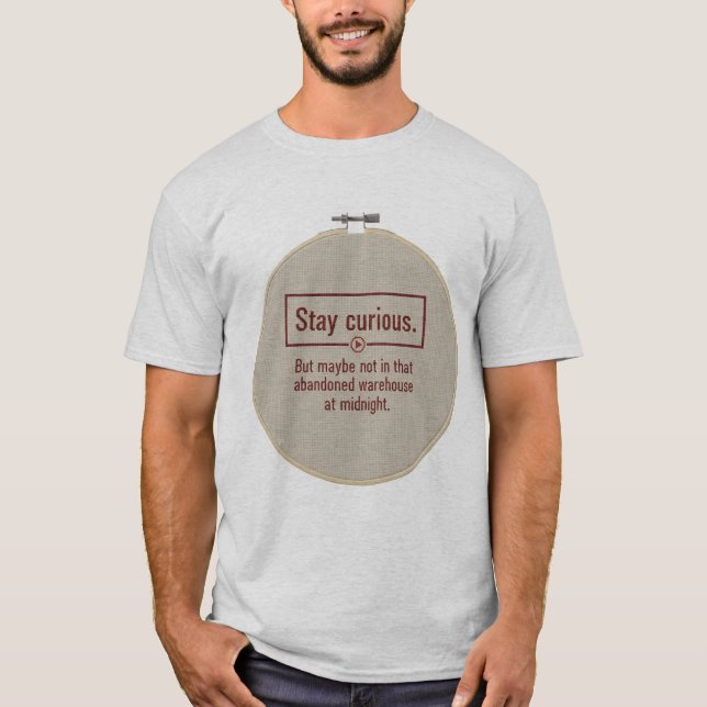 Camiseta True Crime Podcast Humor T-Shirt | Stay Curious  (Anverso)