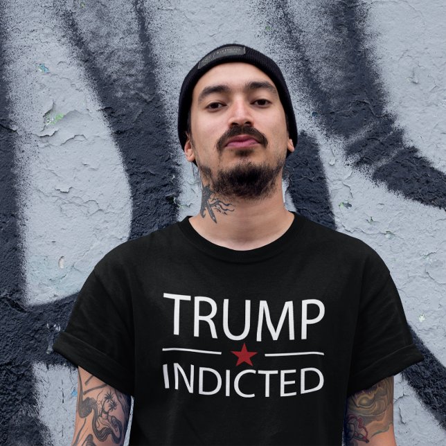 Camiseta Trump acusado contra Donald Trump (Subido por el creador)