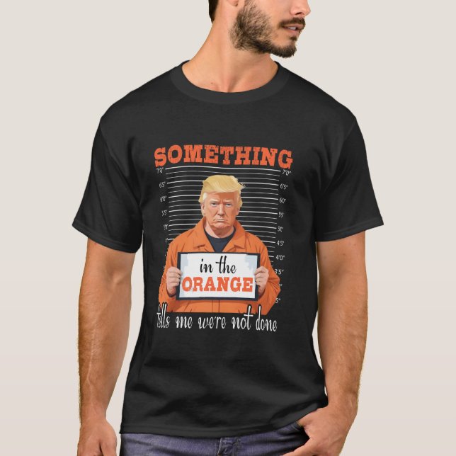 Camiseta Trump algo en el voto Naranja Felon Political (Anverso)