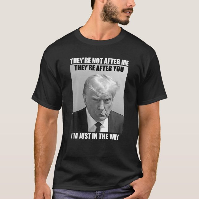 Camiseta Trump Mug Shot Están tras de ti, estoy en la guerr (Anverso)