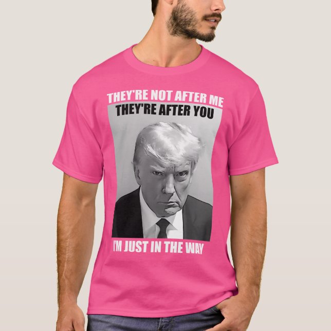 Camiseta Trump Mug Shot - No Me Persiguen, Están A La Altur (Anverso)