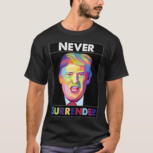 Camiseta Trump Mugshot - Nunca rendirse (Anverso)