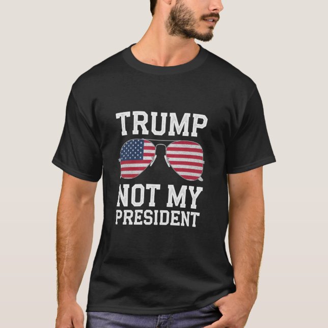 Camiseta Trump no es mi presidente contra Trump (Anverso)