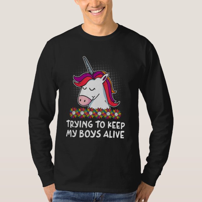 Camiseta Trying to Keep My Boys Alive Funny Mom Humor Mothe (Anverso)