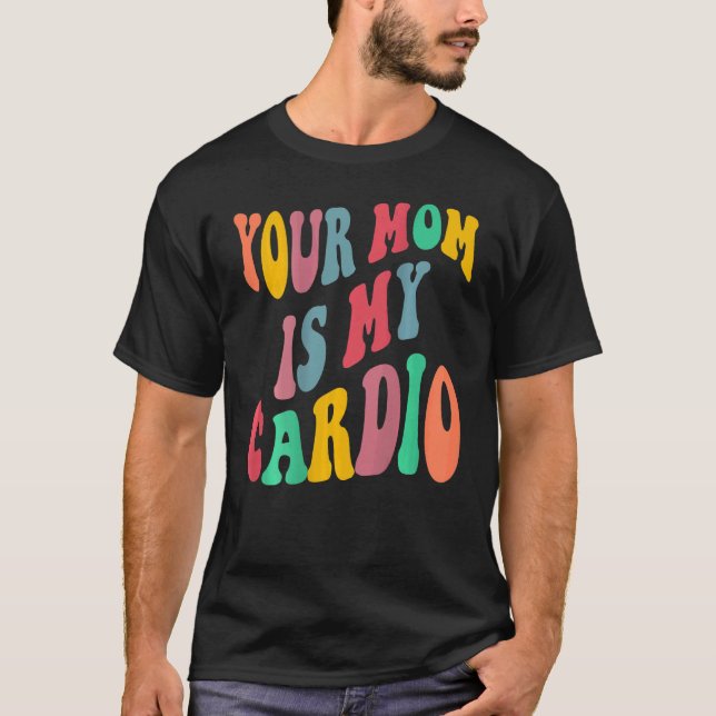 Camiseta TU MAMÁ ES MI CARDIO retro groovic en la parte pos (Anverso)