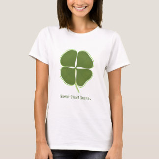 Camiseta Tu texto sobre el shamrock verde delineado en blan