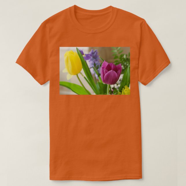 Camiseta Tulipanes amarillos y rosados (Diseño del anverso)