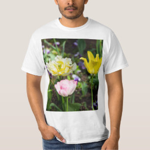 Camiseta Tulipanes blancos, rosas y amarillos en el jardín