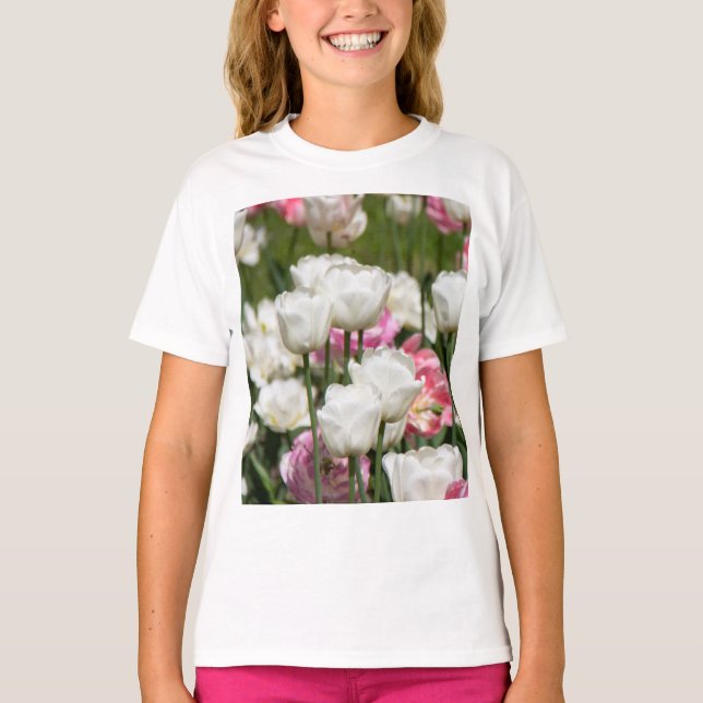Camiseta Tulipanes blancos y rosas brillantes en un día sol (Anverso)