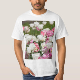 Camiseta Tulipanes blancos y rosas brillantes en un día sol