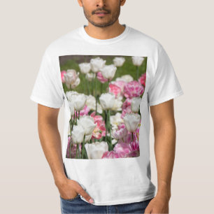 Camiseta Tulipanes blancos y rosas brillantes en un día sol