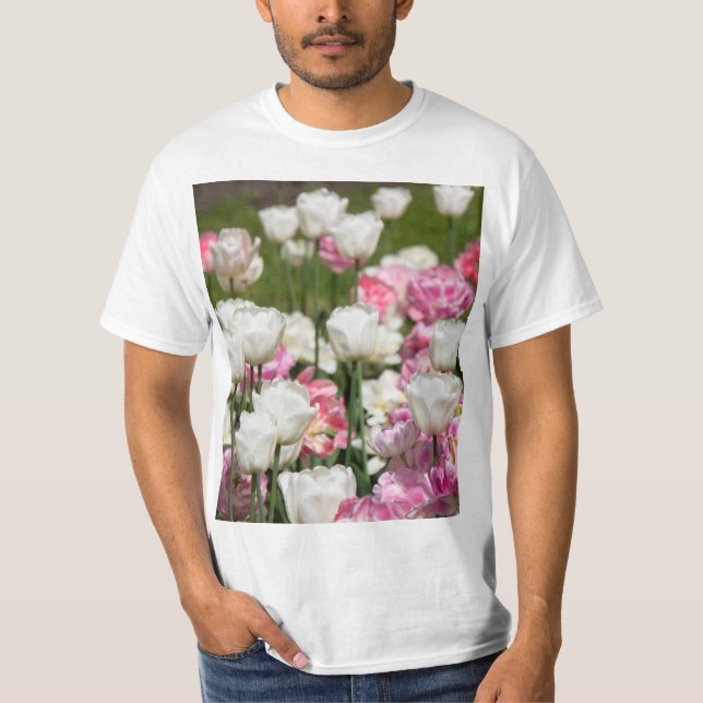 Camiseta Tulipanes blancos y rosas brillantes en un día sol (Anverso)
