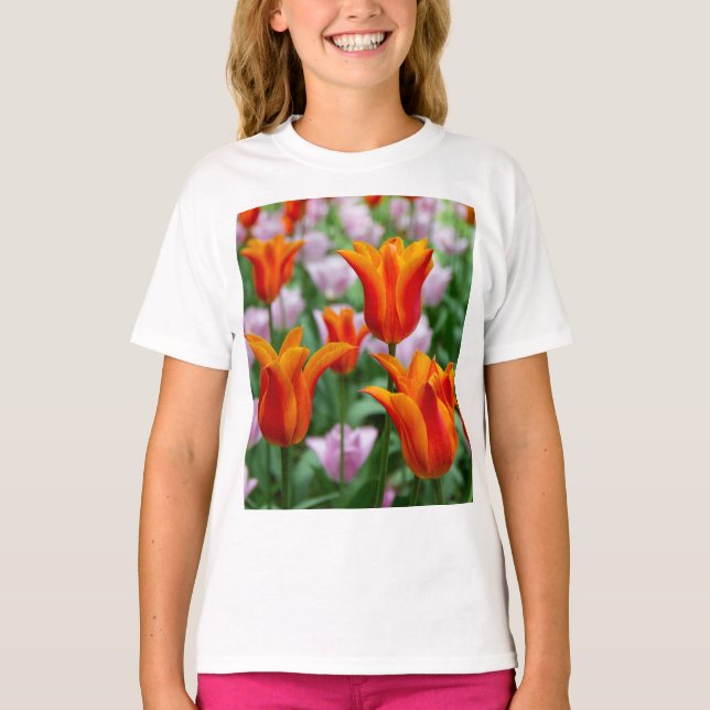 Camiseta Tulipanes naranjas brillantes en el parque (Anverso)