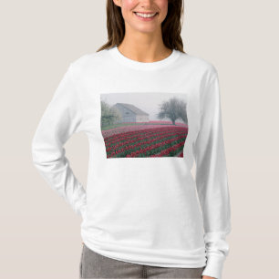 Camiseta Tulipanes rojos y rosados dan la bienvenida al día