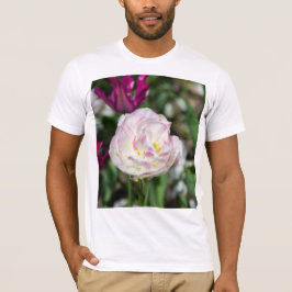 Camiseta Tulipanes rosa brillante en un día soleado