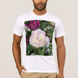 Camiseta Tulipanes rosa brillante en un día soleado