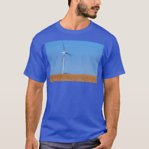 Camiseta turbina eólica en el campo del trigo en el verano