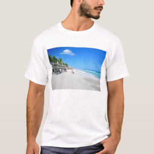 Camiseta Turistas que caminan en la playa de Cancun