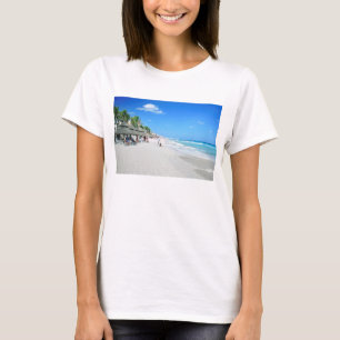 Camiseta Turistas que caminan en la playa de Cancun