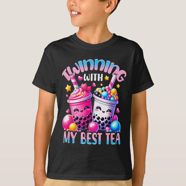 Camiseta Twinning With My Tea Bubble Tea Boba Ie Friendship (Anverso)