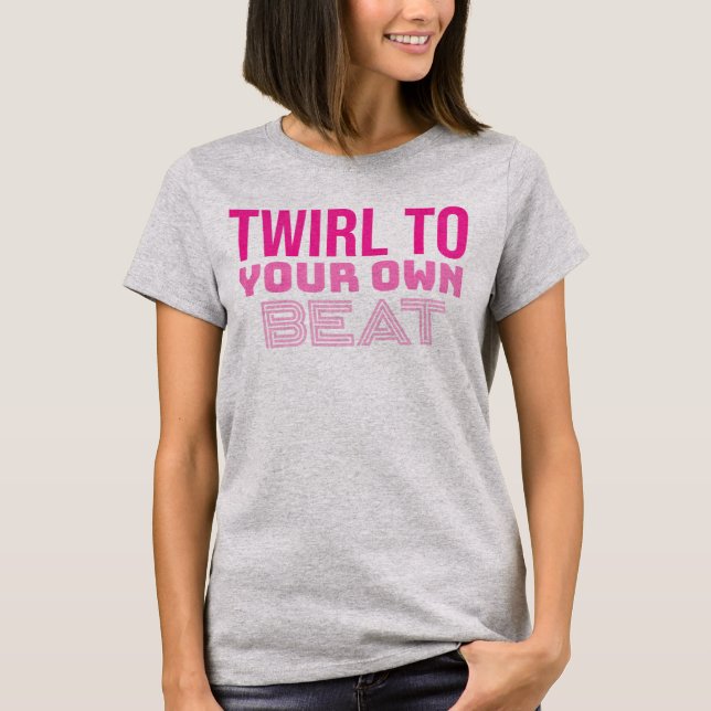 Camiseta Twirl A Tu Propia Batón De Golpe Twirler (Anverso)