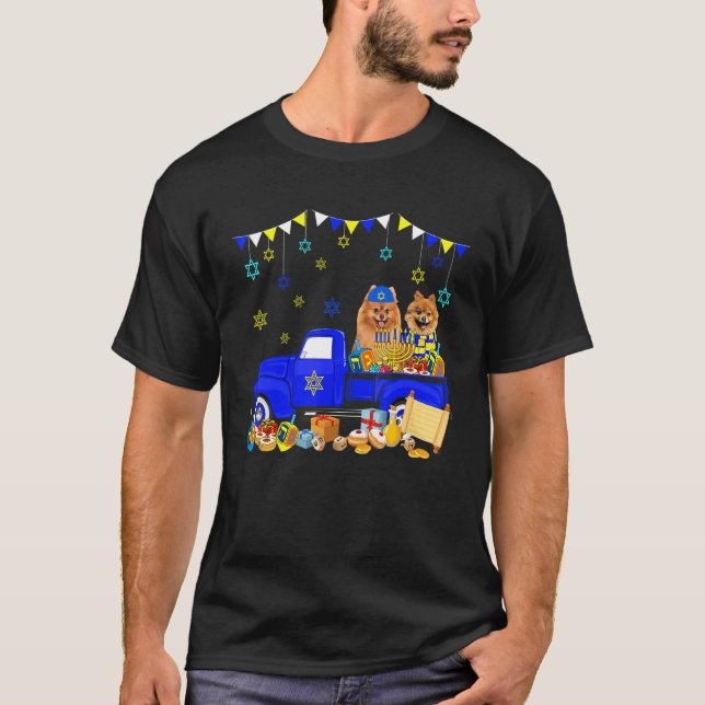 Camiseta Two Hanukkah Pomeranians On Pickup Truck With Meno (Anverso)