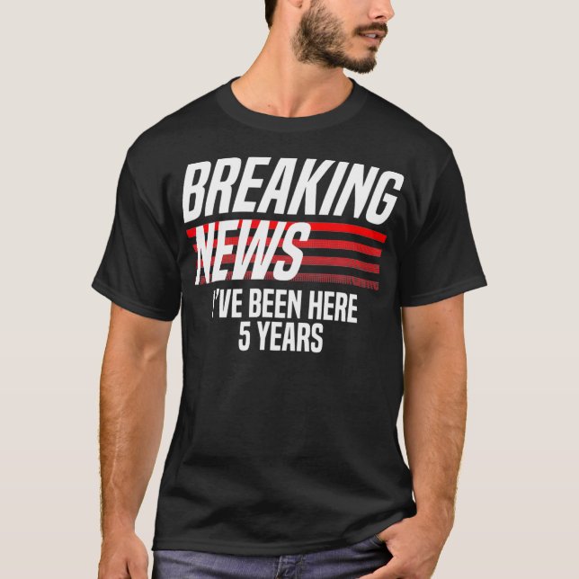Camiseta Últimas noticias He estado aquí 5 años Trabajo Gra (Anverso)