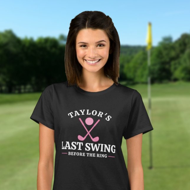 Camiseta Último swing antes de la sortija Golf de soltera (Last Swing Before The Ring Golf Bachelorette T-Shirt by Ricaso Personalized with name of bride to be)