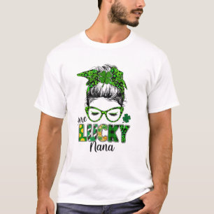Camiseta Un afortunado Nana Messy Bun Shamrock St Patrick's