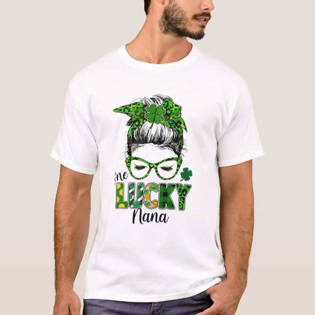 Camiseta Un afortunado Nana Messy Bun Shamrock St Patrick's (Anverso)