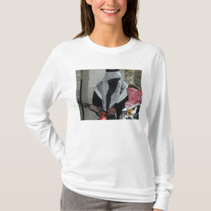Camiseta Un agresor enemigo de la actuación de papeles arm