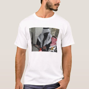 Camiseta Un agresor enemigo que juega un papel maniobra un