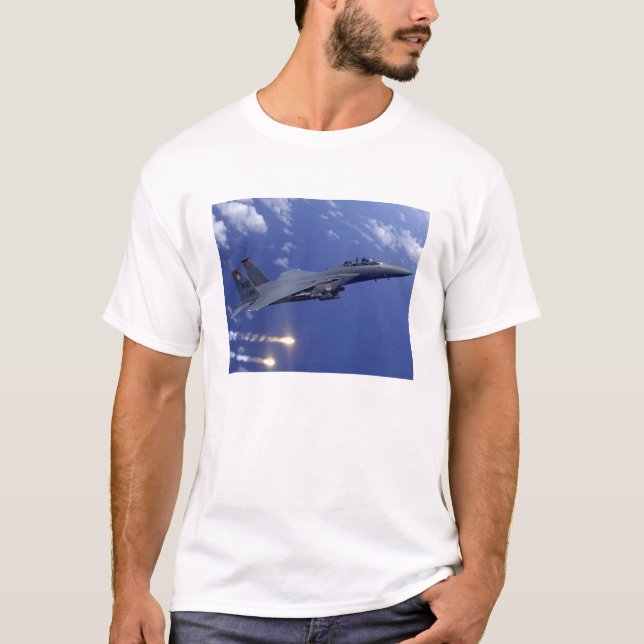 Camiseta Un águila de ataque F-15E de la Fuerza Aérea (Anverso)