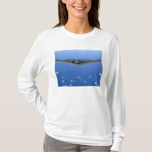 Camiseta Un alcohol B-2 se eleva a través del cielo